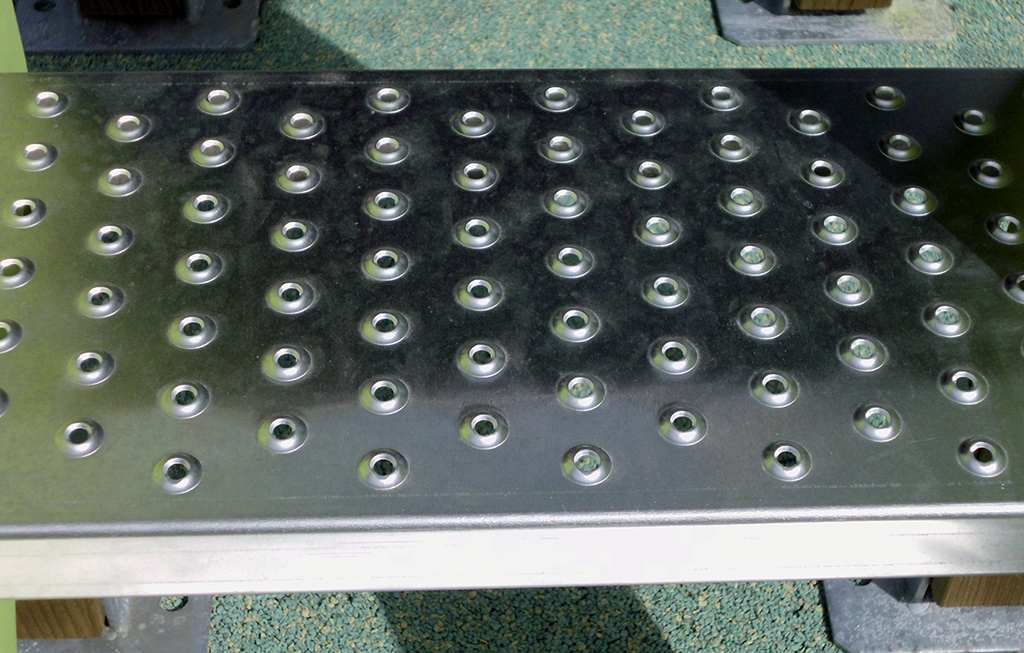 Les marches de l'escalier et le plancher de la passerelle