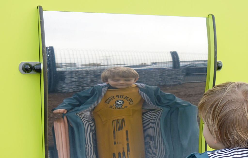 Le miroir déformant