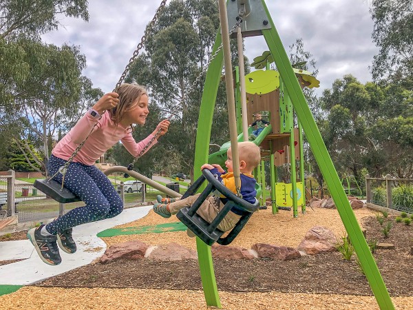 1 siège duo, 1 siège plat J437 aires de jeux jeux classiques balançoires / portiques image photo