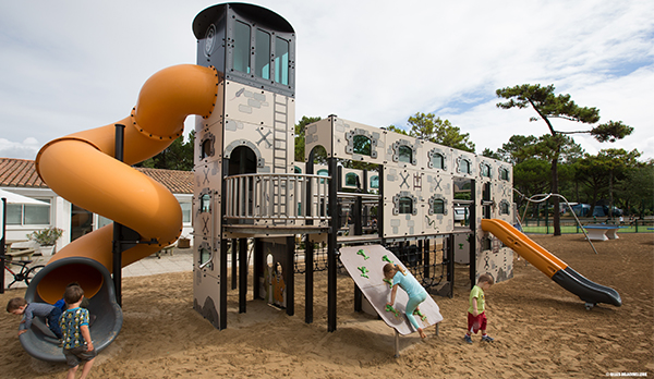 Aire de jeux sur-mesure, thème Fort Boyard – Camping Sunêlia Interlude – Le Bois-Plage-en-Ré (17)