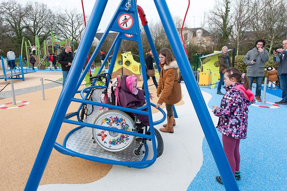 Balançoire inclusive pour enfant en situation de handicap