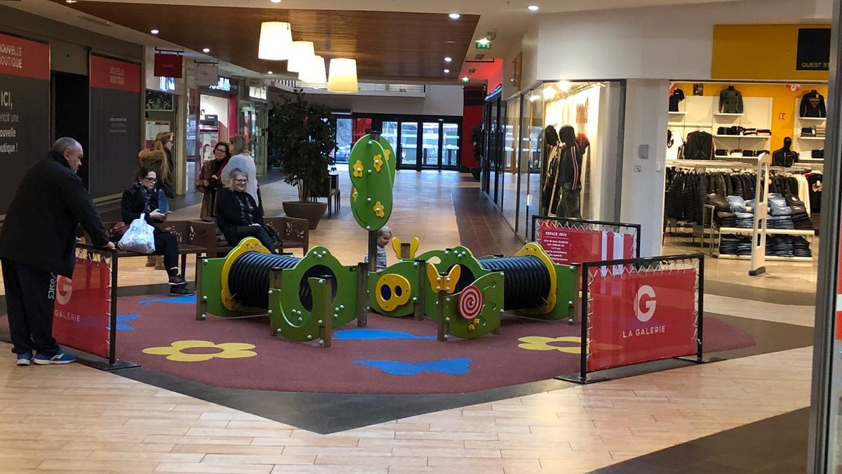 Aire de jeux pour les tout-petits dans un centre commercial