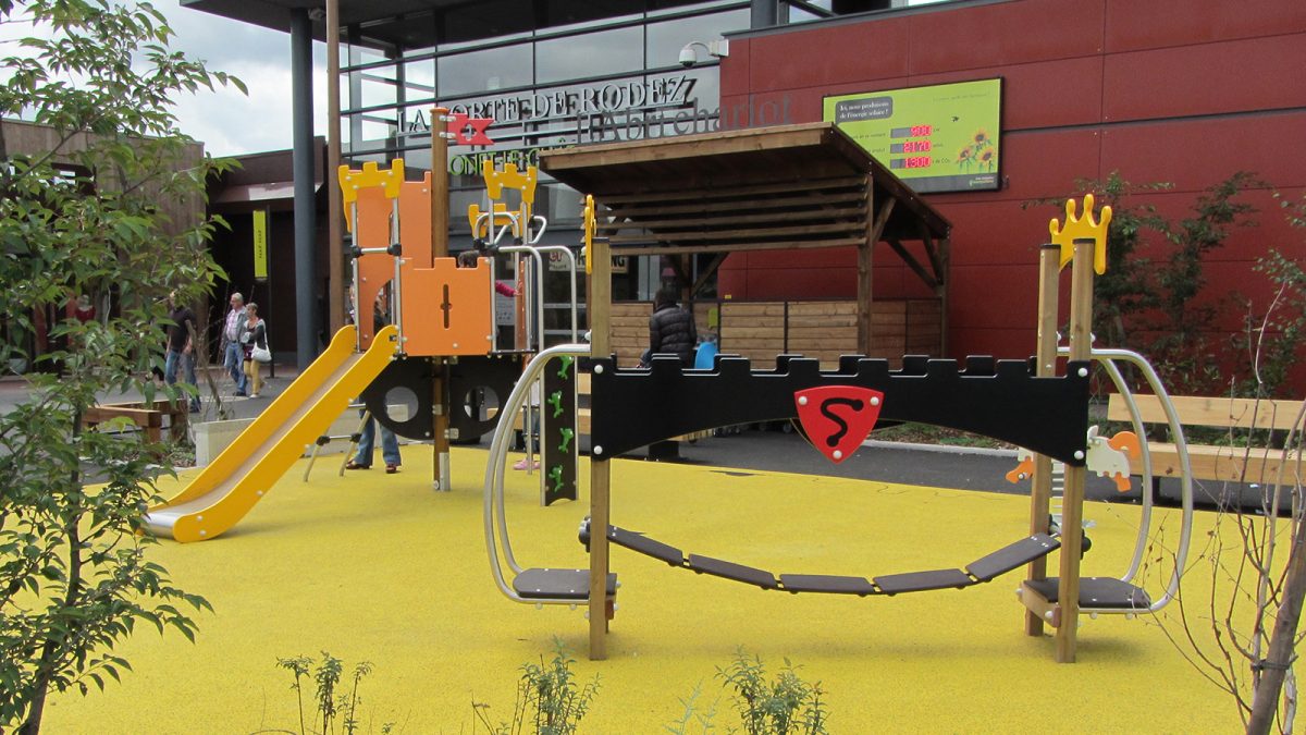 Aire de jeux thème médiéval dans un centre commercial
