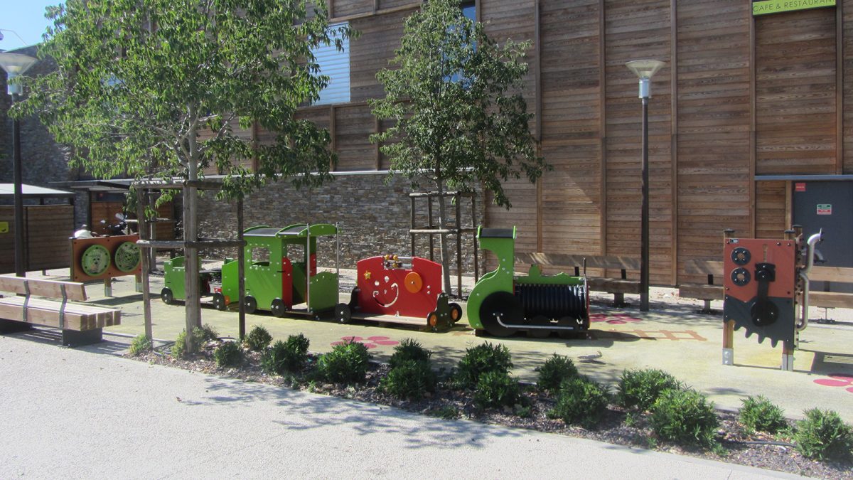 Aire de jeux train dans un centre commercial