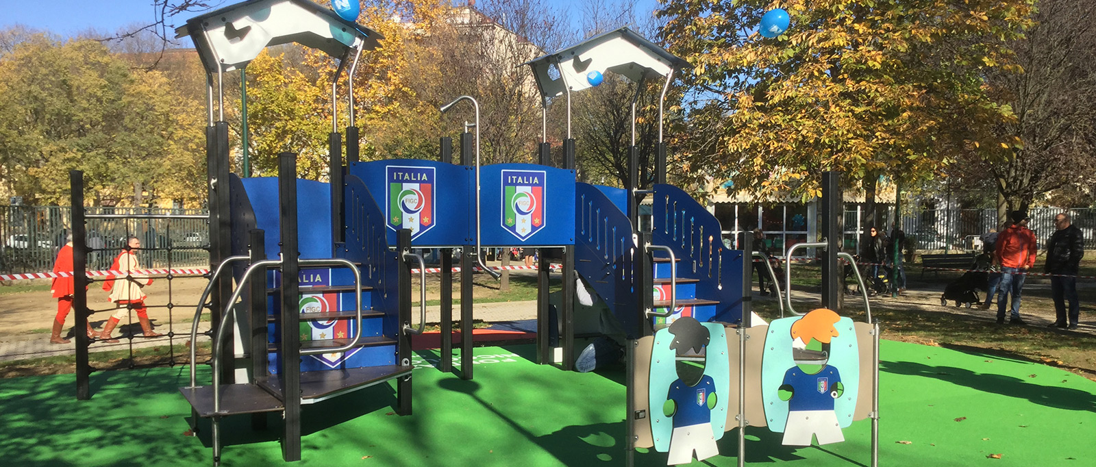 Une aire de jeux inclusive sur le thème du foot