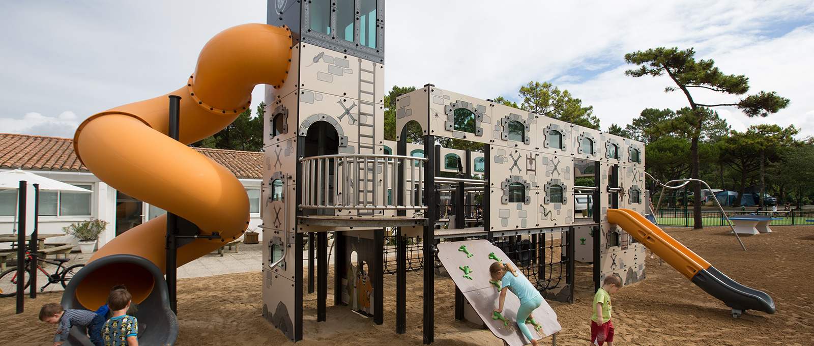 Aire de jeux sur-mesure, thème Fort Boyard – Camping Sunêlia Interlude – Le Bois-Plage-en-Ré (17)