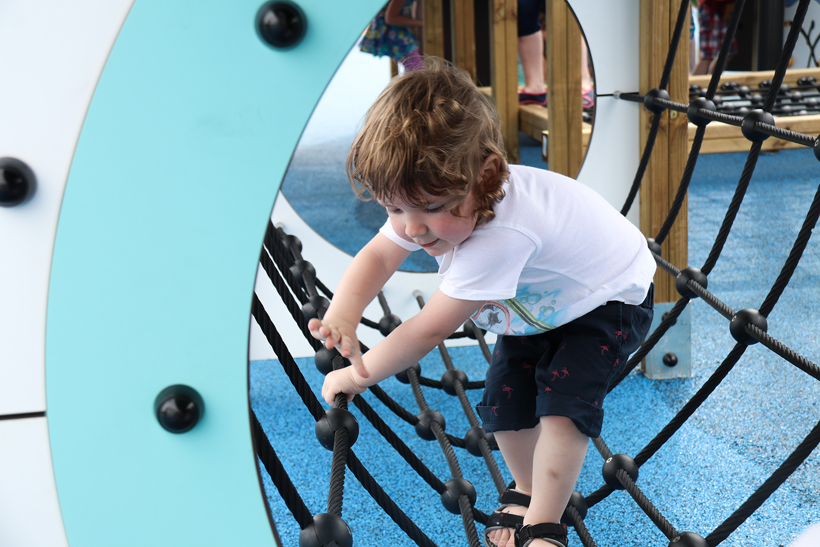 Tunnel de motricité dans lequel les enfants peuvent ramper