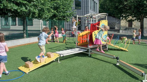 Quelles sont les étapes techniques pour aménager une aire de jeux  extérieure pour des enfants ?