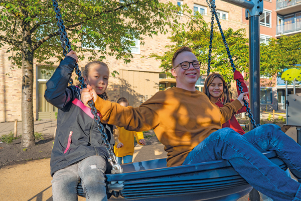 Feuilletez notre brochure "L'aire de jeux inclusive"