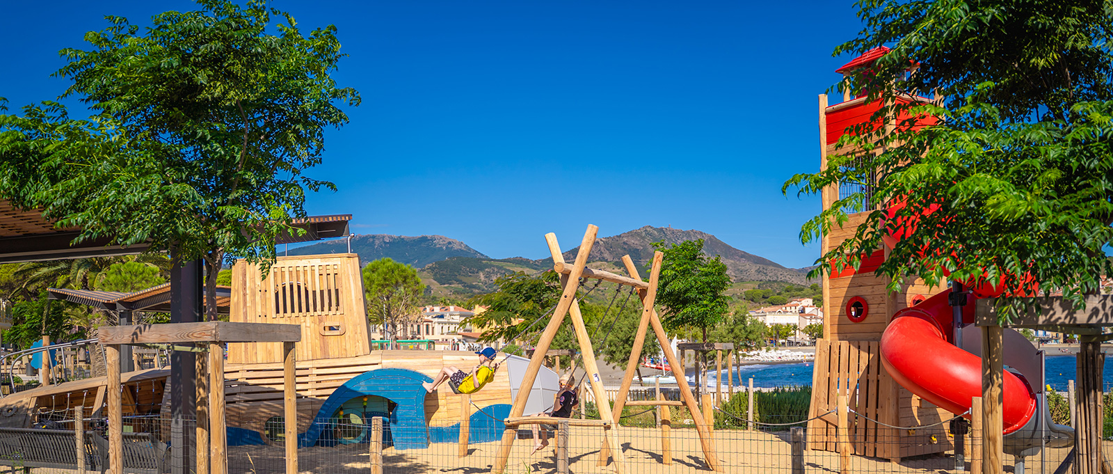 Une aire de jeux en bois naturel pour sublimer le front de mer de Banyuls-sur-Mer