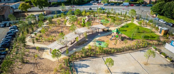 Une aire de jeux en bois au coeur d&rsquo;un projet de revitalisation urbaine