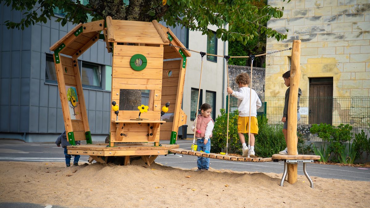 Exemple de cabane avec pont et sol en sable autour pour amortir les chutes & faciliter l'infiltration d'eau