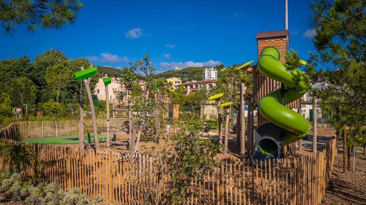 Aire oasis avec végétation