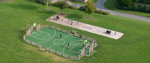 Un espace sportif spécial adolescents : city stade et parcours Ninja