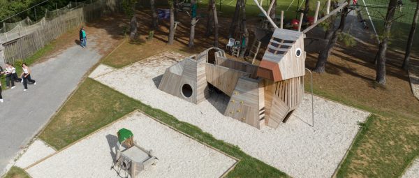 Deux aires de jeux en bois naturel durable pour enrichir l&rsquo;expérience au sein d&rsquo;un camping