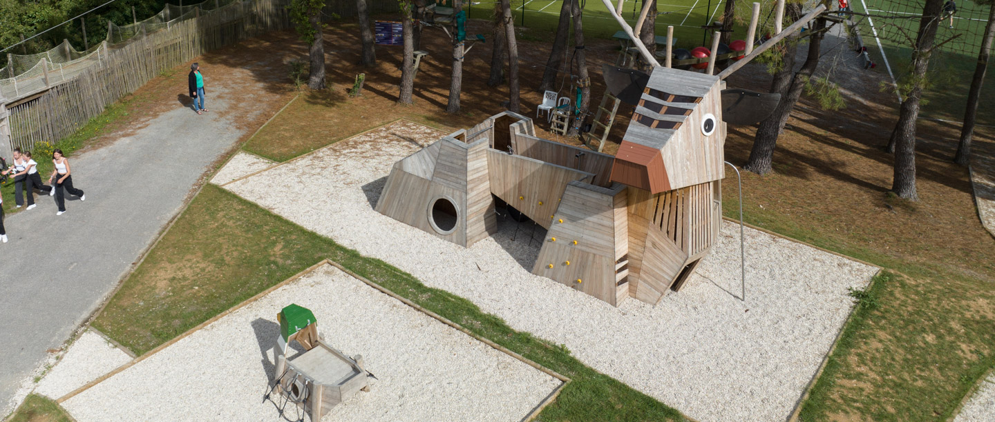 Deux aires de jeux en bois naturel durable pour enrichir l&rsquo;expérience au sein d&rsquo;un camping